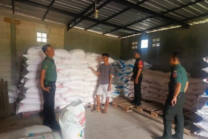 Jaga ketahanan pangan, Babinsa Kalijambe Sragen awasi pupuk sampai lahan di Desa Banaran, (8/4/2025). (Sumber: AK/Koramil 18/Kalijambe Kodim 0725/Sragen/HO)