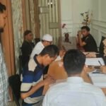 Personel Unit III Tindak Pidana Tertentu (Tipidter) Satreskrim Polres Gowa serahkan tiga tersangka kasus uang palsu ke Jaksa Penuntut Umum (JPU) di Kantor Kejaksaan Negeri Gowa, Selasa (8/4/2025) pukul 11.30 WITA.