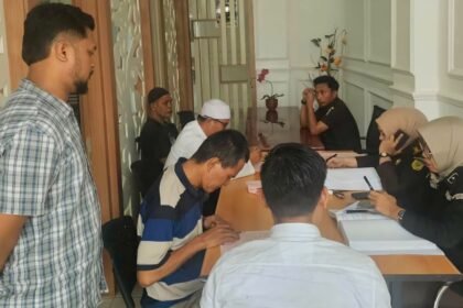 Personel Unit III Tindak Pidana Tertentu (Tipidter) Satreskrim Polres Gowa serahkan tiga tersangka kasus uang palsu ke Jaksa Penuntut Umum (JPU) di Kantor Kejaksaan Negeri Gowa, Selasa (8/4/2025) pukul 11.30 WITA.