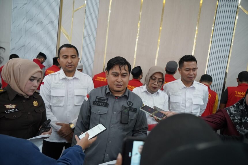 Kejari Gowa terima 3 tersangka baru kasus uang palsu, (8/4/2025). (Sumber: Penkum Kejati Sulsel/HO)