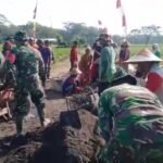 Babinsa dan warga perbaiki jalan Desa Jenalas, Sragen, (9/4/2025).