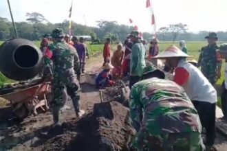 Babinsa dan warga perbaiki jalan Desa Jenalas, Sragen, (9/4/2025).