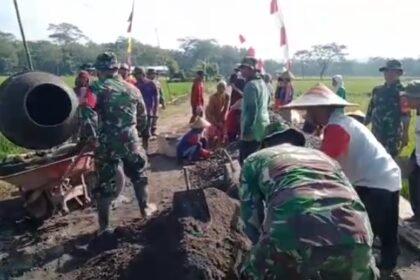 Babinsa dan warga perbaiki jalan Desa Jenalas, Sragen, (9/4/2025).
