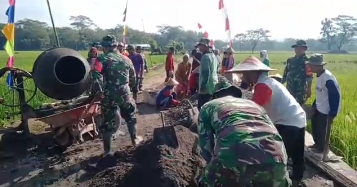 Babinsa dan warga perbaiki jalan Desa Jenalas, Sragen, (9/4/2025).