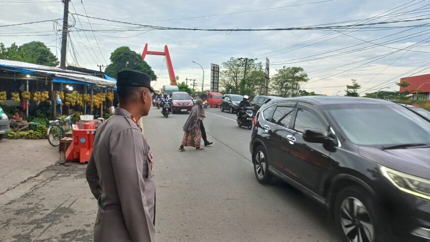 Strong Point: Personel Polres Gowa ditempatkan pada jam-jam sibuk, pagi dan sore di sejumlah titik strategis, (10/4/2025).