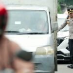 AKBP Aldy mengatur arus kendaraan di kawasan Jembatan Kembar, Kecamatan Somba Opu, Kamis (10/4/2025).