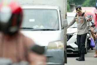 AKBP Aldy mengatur arus kendaraan di kawasan Jembatan Kembar, Kecamatan Somba Opu, Kamis (10/4/2025).