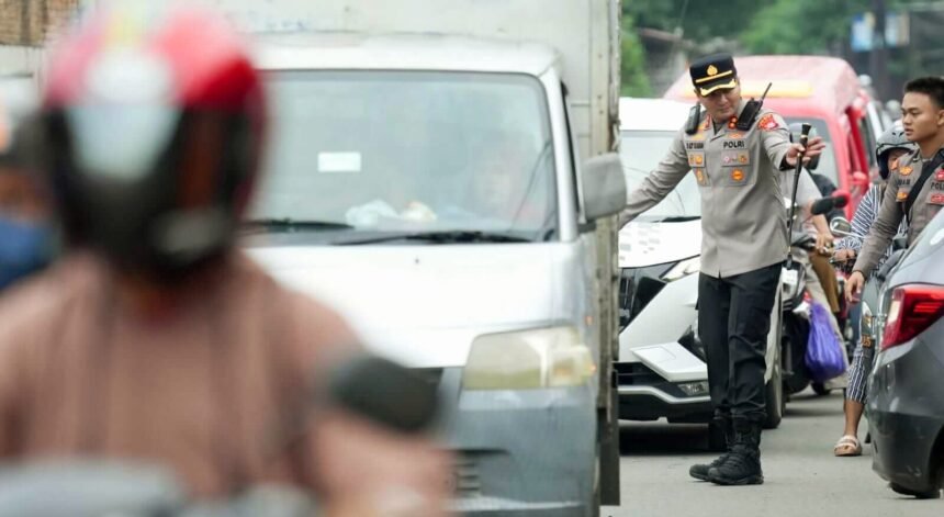 AKBP Aldy mengatur arus kendaraan di kawasan Jembatan Kembar, Kecamatan Somba Opu, Kamis (10/4/2025).