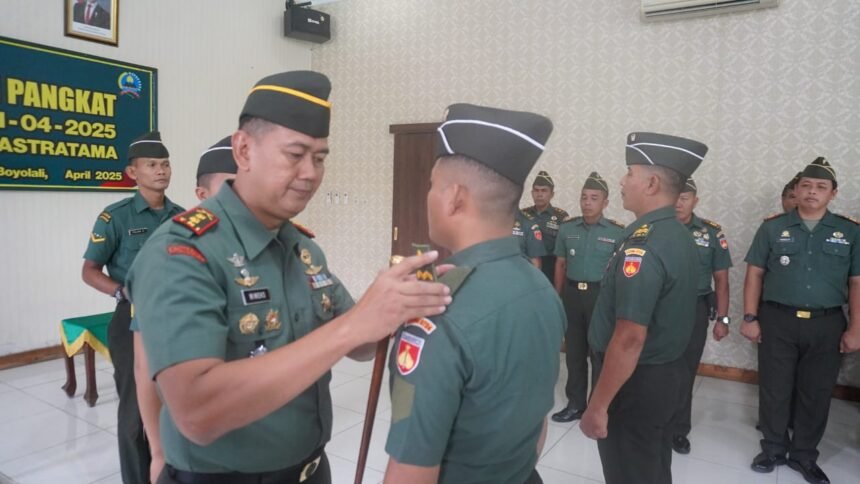 Dandim 0724/Boyolali pimpin upacara kenaikan pangkat 48 personel TNI, (9/4/2025).