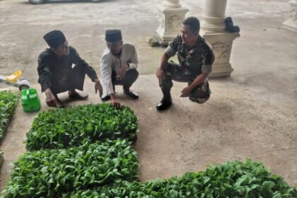 Babinsa Koramil Cepogo jalin komunikasi dengan petani di Boyolali dalam memdukung program ketahanan pangan, (12/4/2025).