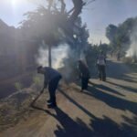 Sinergi Polri dan warga bersih-bersih lingkungan (Annangkasi) di Desa Panakkukang Gowa, Sabtu (12/4/2025). 