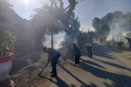 Sinergi Polri dan warga bersih-bersih lingkungan (Annangkasi) di Desa Panakkukang Gowa, Sabtu (12/4/2025). 