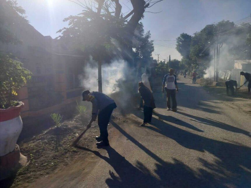 Sinergi Polri dan warga bersih-bersih lingkungan (Annangkasi) di Desa Panakkukang Gowa, Sabtu (12/4/2025). 