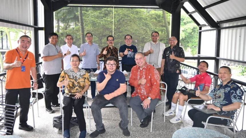 Asosiasi Pengusaha Teknologi Informasi dan Komunikasi Nasional (APTIKNAS) menggelar diskusi bersama Staf Ahli Kedeputian I Kantor Staf Presiden (KSP), Luigi Pralangga di Kopi Nako, Jakarta, April 2025.