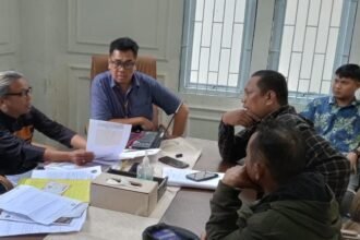 Protes warga dengan mendatangi ATR/BPN Makassar pertanyakan sertifikatnya, (14/4/2025). 