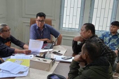 Protes warga dengan mendatangi ATR/BPN Makassar pertanyakan sertifikatnya, (14/4/2025). 