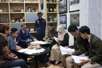 Penandatanganan kontrak kerja/magang penempatan di Negara Jepang antara mahasiswa dan industri, disetujui dan disaksikan oleh direktur pada 25 Maret 2025 lalu.