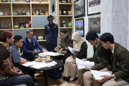 Penandatanganan kontrak kerja/magang penempatan di Negara Jepang antara mahasiswa dan industri, disetujui dan disaksikan oleh direktur pada 25 Maret 2025 lalu.