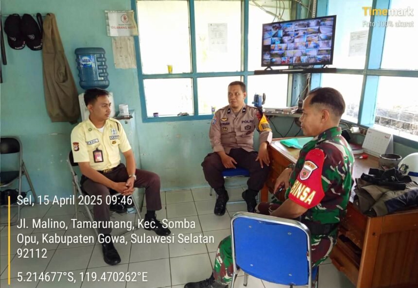 Bhabinkamtibmas dan Babinsa sambangi Pos Satpam IPA Somba Opu, (16/4/2025).