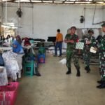 Babinsa kunjungi usaha konveksi Ibu Martini di Desa Gesi Sragen, (16/4/2025).