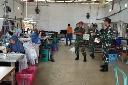 Babinsa kunjungi usaha konveksi Ibu Martini di Desa Gesi Sragen, (16/4/2025).