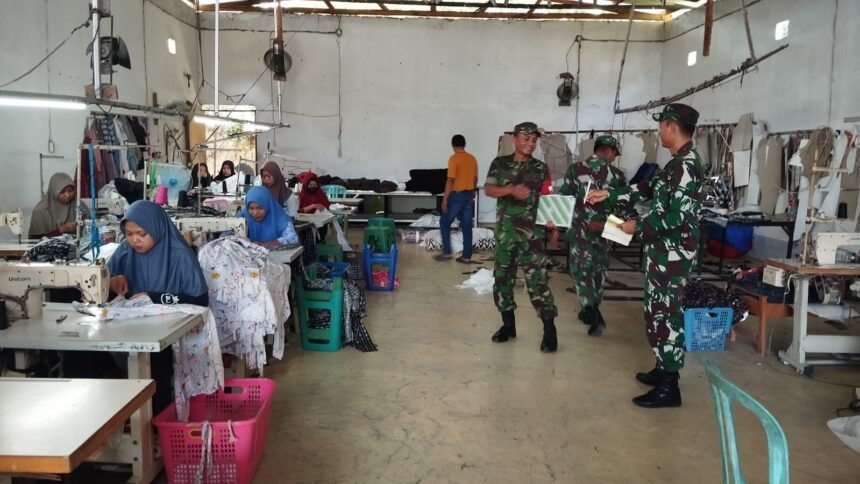 Babinsa kunjungi usaha konveksi Ibu Martini di Desa Gesi Sragen, (16/4/2025).