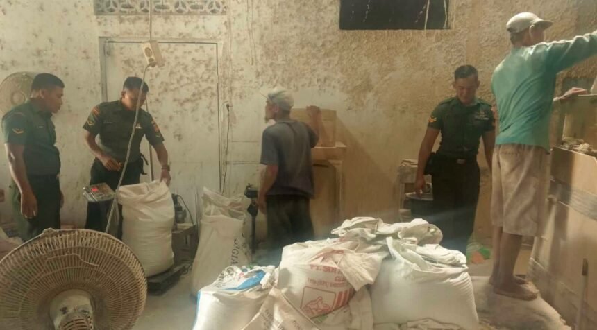Babinsa Kalimacan tinjau stok beras di penggilingan, (17/4/2025).