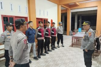 Jajaran Polres Enrekang melaksanakan pengamanan di Gereja Toraja Jemaat Imanuel, Enrekang, pada Kamis malam lalu (17/4/2025).