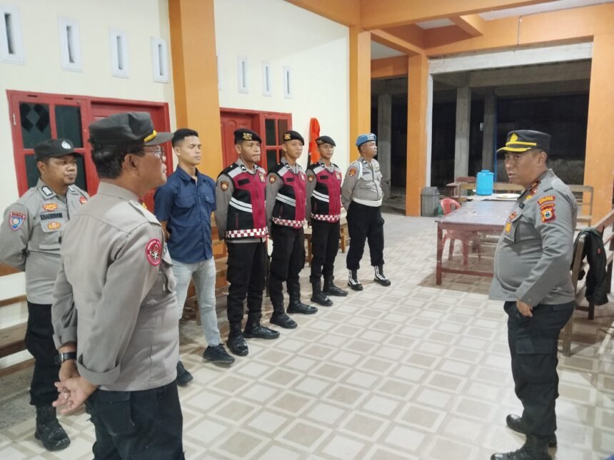 Jajaran Polres Enrekang melaksanakan pengamanan di Gereja Toraja Jemaat Imanuel, Enrekang, pada Kamis malam lalu (17/4/2025).