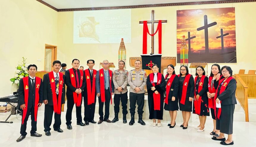 Polres Bulukumba memastikan keamanan dan kenyamanan umat Kristiani yang sedang menjalankan ibadah, (18/4/2025).