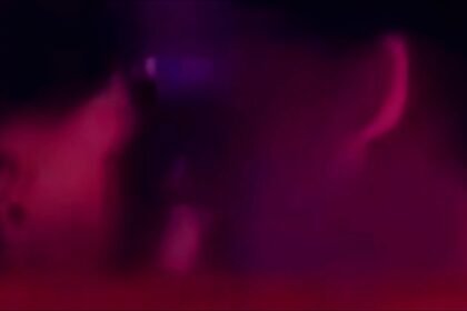 Viral! Dugaan ciuman dua pria di klub malam Makassar, (21/4/2025). (sc.ig. @gowaviral/ho)