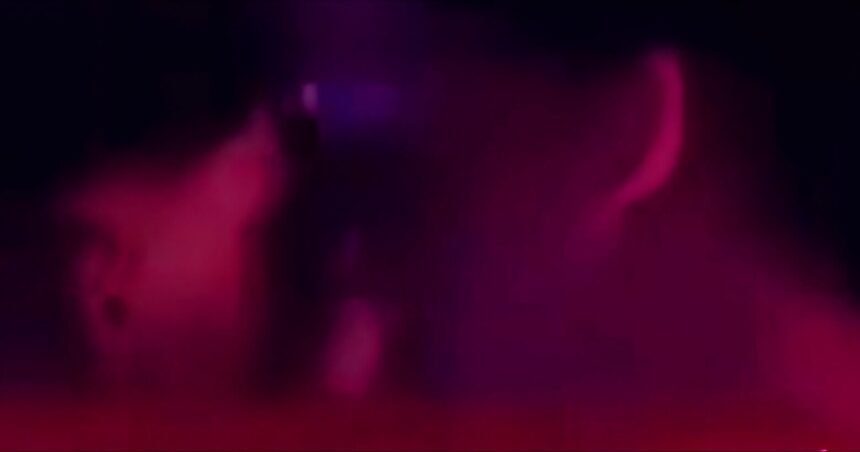 Viral! Dugaan ciuman dua pria di klub malam Makassar, (21/4/2025). (sc.ig. @gowaviral/ho)