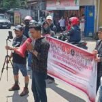 Warga Kampung Parang menggelar aksi di Kecamatan Barombong, (21/4/2025).