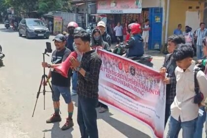 Warga Kampung Parang menggelar aksi di Kecamatan Barombong, (21/4/2025).