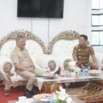 Bupati Enrekang H. Muh. Yusuf Ritangnga menerima kunjungan resmi Bupati Pinrang H. A. Irwan Hamid, S.Sos di Kantor Bupati Enrekang pada Senin (21/4/2025).