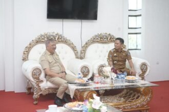 Bupati Enrekang H. Muh. Yusuf Ritangnga menerima kunjungan resmi Bupati Pinrang H. A. Irwan Hamid, S.Sos di Kantor Bupati Enrekang pada Senin (21/4/2025).