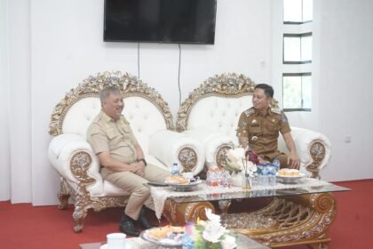 Bupati Enrekang H. Muh. Yusuf Ritangnga menerima kunjungan resmi Bupati Pinrang H. A. Irwan Hamid, S.Sos di Kantor Bupati Enrekang pada Senin (21/4/2025).