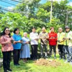 Kegiatan pertobatan ekologis lewat penanaman sejuta pohon matoa di lingkungan Wisma Baruga Kare, Paroki Maria Ratu Rosari Kare, Kota Makassar, Selasa (22/4/2025), bertepatan dengan peringatan Hari Bumi.
