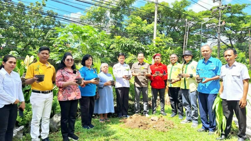 Kegiatan pertobatan ekologis lewat penanaman sejuta pohon matoa di lingkungan Wisma Baruga Kare, Paroki Maria Ratu Rosari Kare, Kota Makassar, Selasa (22/4/2025), bertepatan dengan peringatan Hari Bumi.