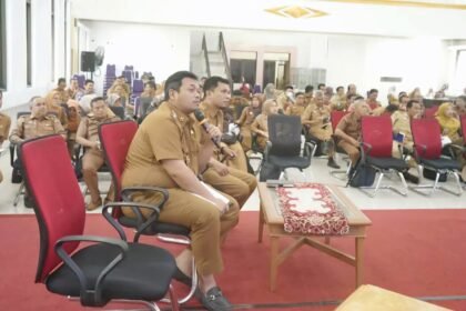 Pertemuan dengan para kepala sekolah dan bendahara pengelola dana Bantuan Operasional Sekolah (BOS) di Aula Kantor Bupati, Selasa lalu (22/4/2025).
