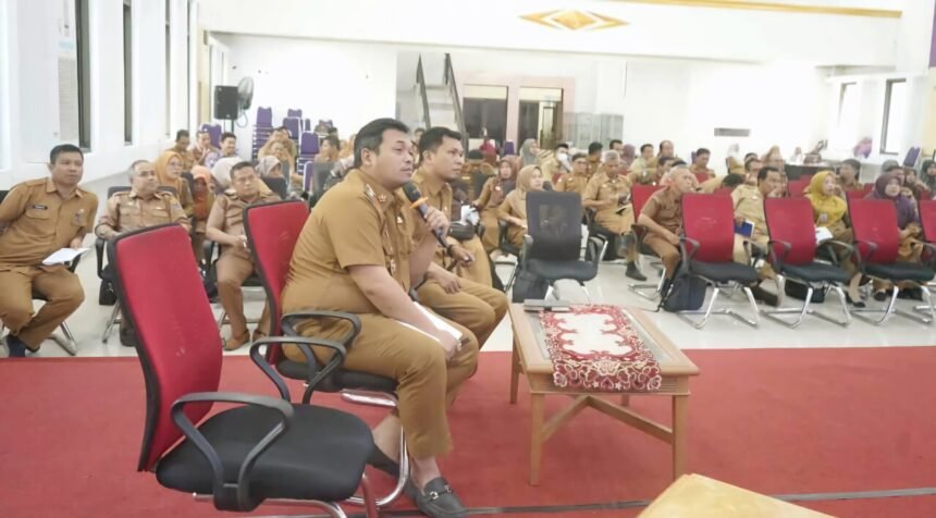 Pertemuan dengan para kepala sekolah dan bendahara pengelola dana Bantuan Operasional Sekolah (BOS) di Aula Kantor Bupati, Selasa lalu (22/4/2025).