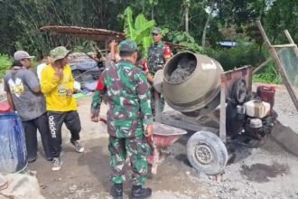 Warga Mojodoyong bersama TNI kerja bakti perbaiki jalan rusak, (23/4/2025).