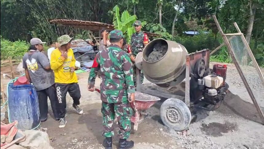 Warga Mojodoyong bersama TNI kerja bakti perbaiki jalan rusak, (23/4/2025).