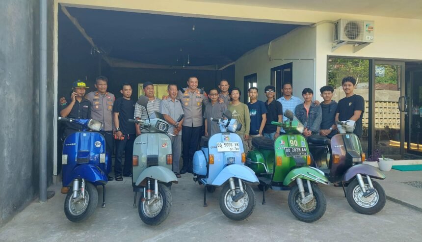 Kapolres Gowa jalin silaturahmi dengan komunitas vespa di Warkop Chill House, Kelurahan Manggarupi, Kecamatan Somba Opu, Kamis (24/4/2025).
