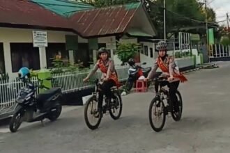 Polwan di Gowa sapa warga lewat patroli sepeda, (24/4/2025).
