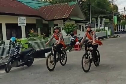 Polwan di Gowa sapa warga lewat patroli sepeda, (24/4/2025).