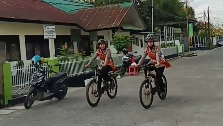 Polwan di Gowa sapa warga lewat patroli sepeda, (24/4/2025).