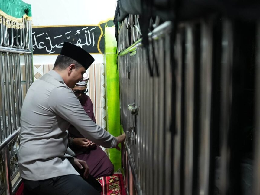 Kapolres Gowa ziarah ke makam Syekh Yusuf di Kelurahan Katangka, Kecamatan Somba Opu, Kabupaten Gowa, Jumat (25/4/2025).