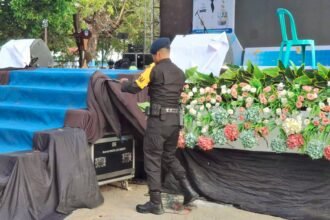 Tim penjinak bom amankan lokasi di Stadion Gelora 45 Kabupaten Kolaka Sulawesi Tenggara, (24/4/2025).