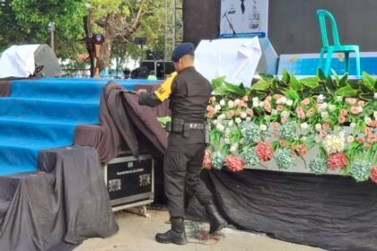 Tim penjinak bom amankan lokasi di Stadion Gelora 45 Kabupaten Kolaka Sulawesi Tenggara, (24/4/2025).